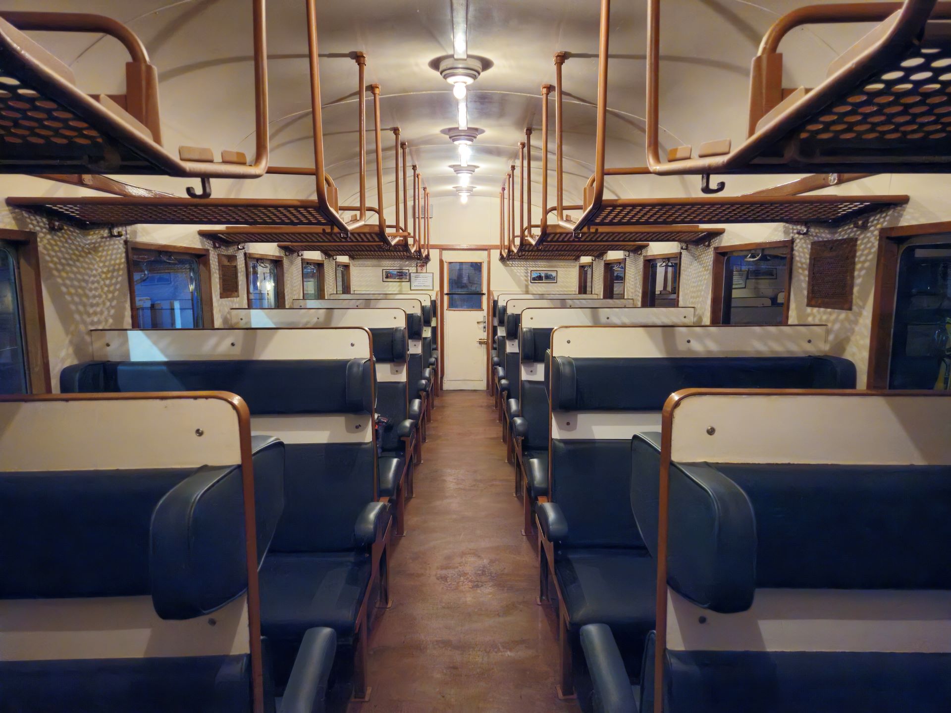 Aufnahme des Wageninneren mit Mittelgang.