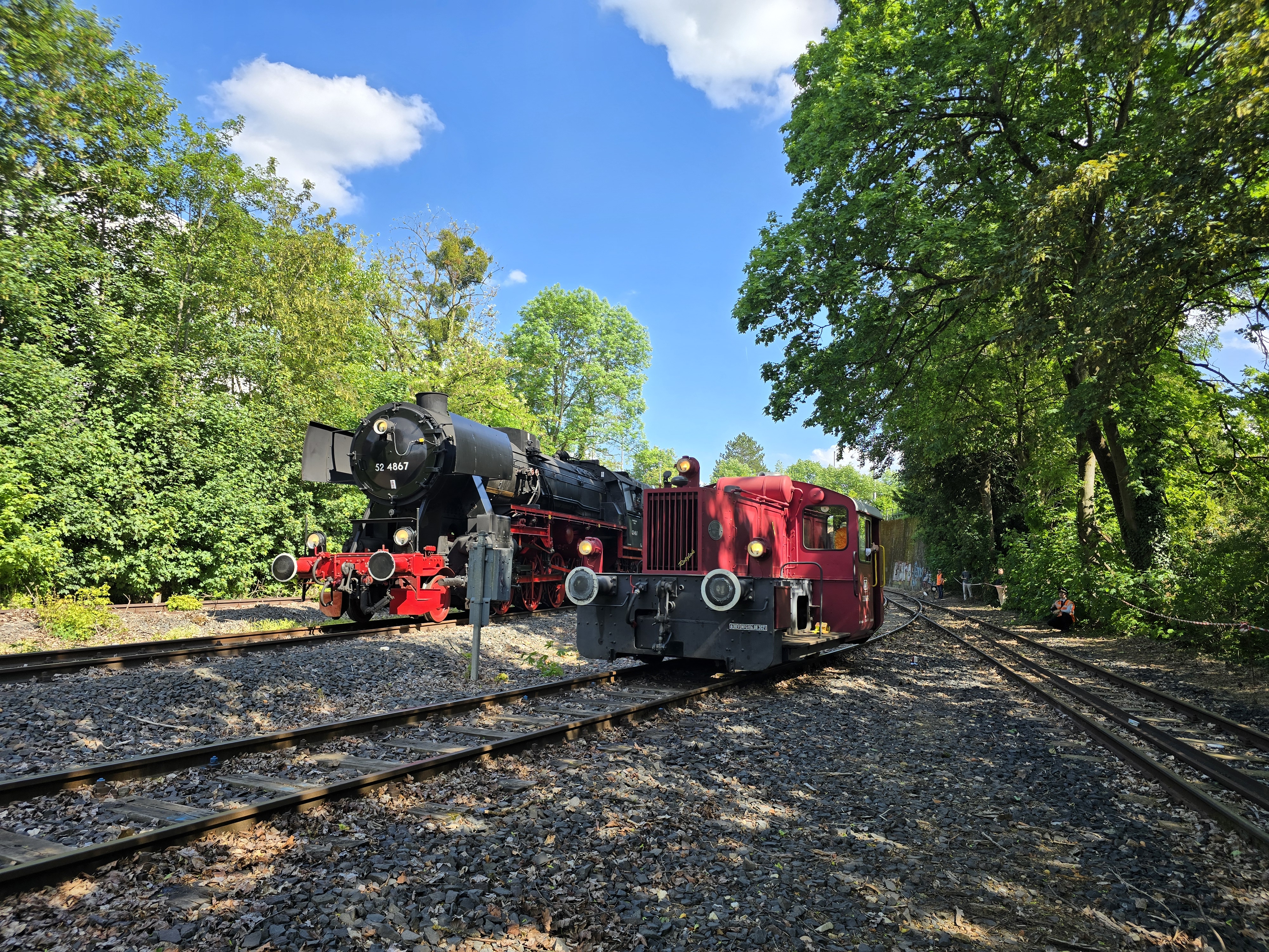 Köf II und Zuglok 52 4867 beim rangieren des Zuges