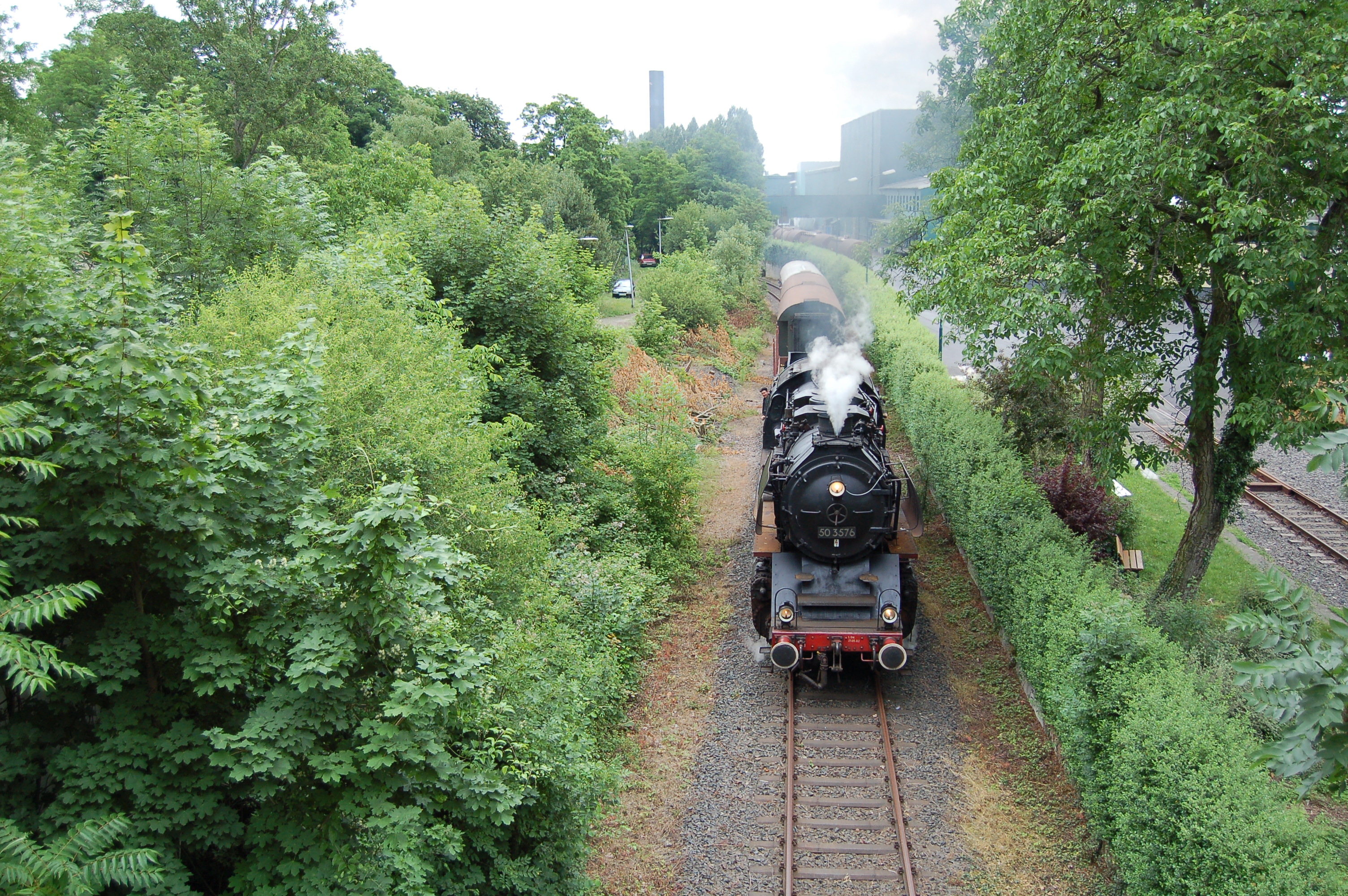 Dampflok 50 3576 bei der Vorbeifahrt von der Sektkelterei Henkel