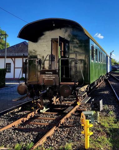 Aufnahme des Wagens bei Sonnenschein im Bahnhof Dotzheim